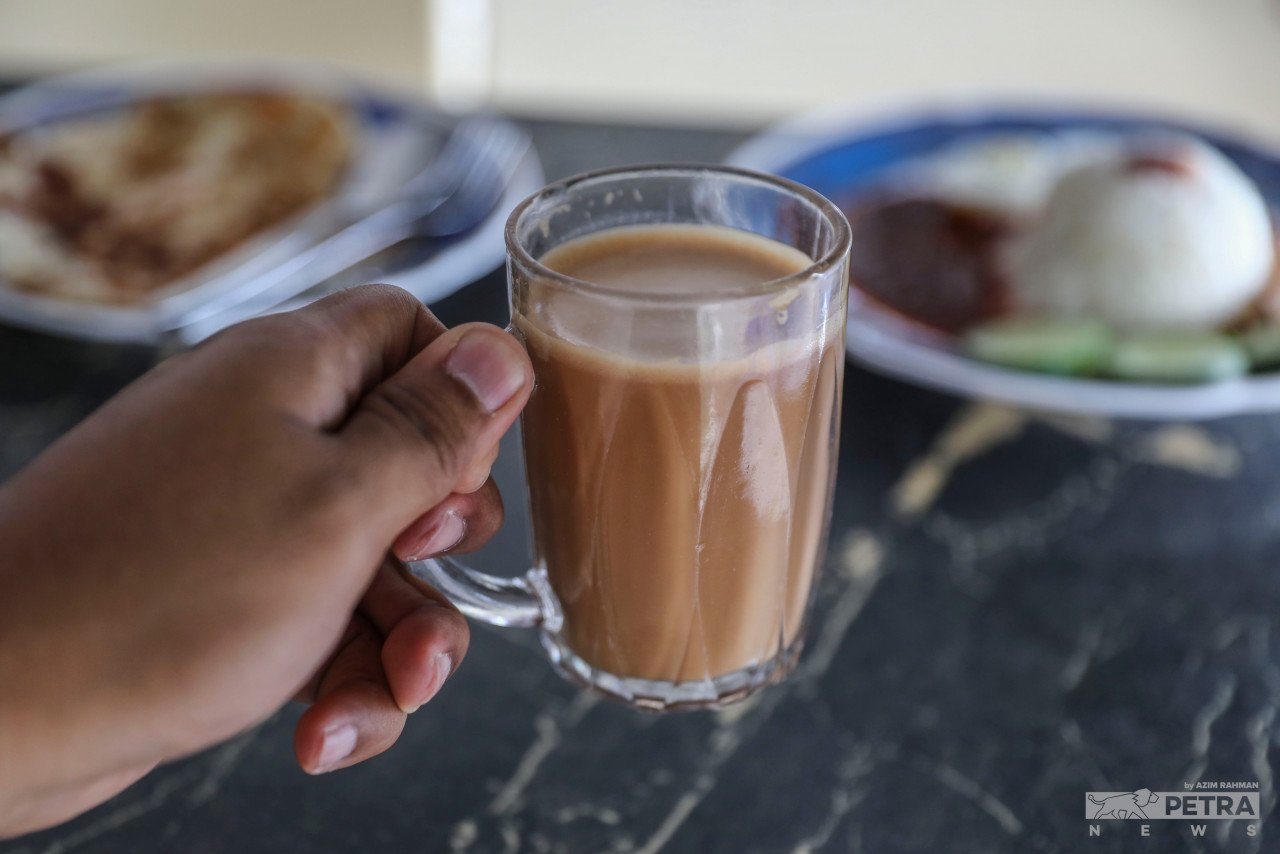 Teh tarik, teh boba dan bermacam-macam lagi teh moden yang dipasarkan, tinggi dengan kandungan gula yang menyumbang kepada masalah kesihatan jika diambil berlebihan - Gambar oleh Azim Rahman