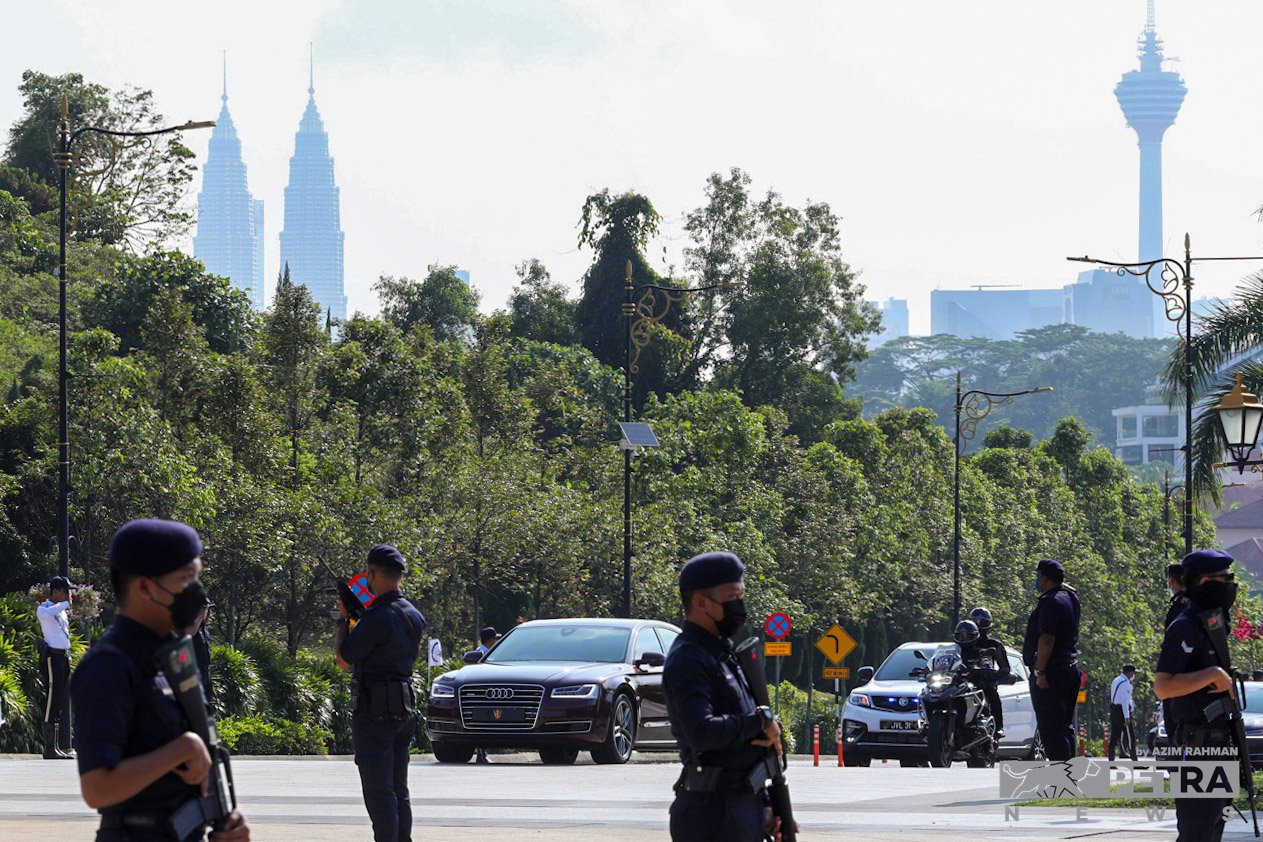 Ketibaan kenderaan membawa Sultan Ibrahim Sultan Iskandar memasuki perkarangan Istana Negara.
