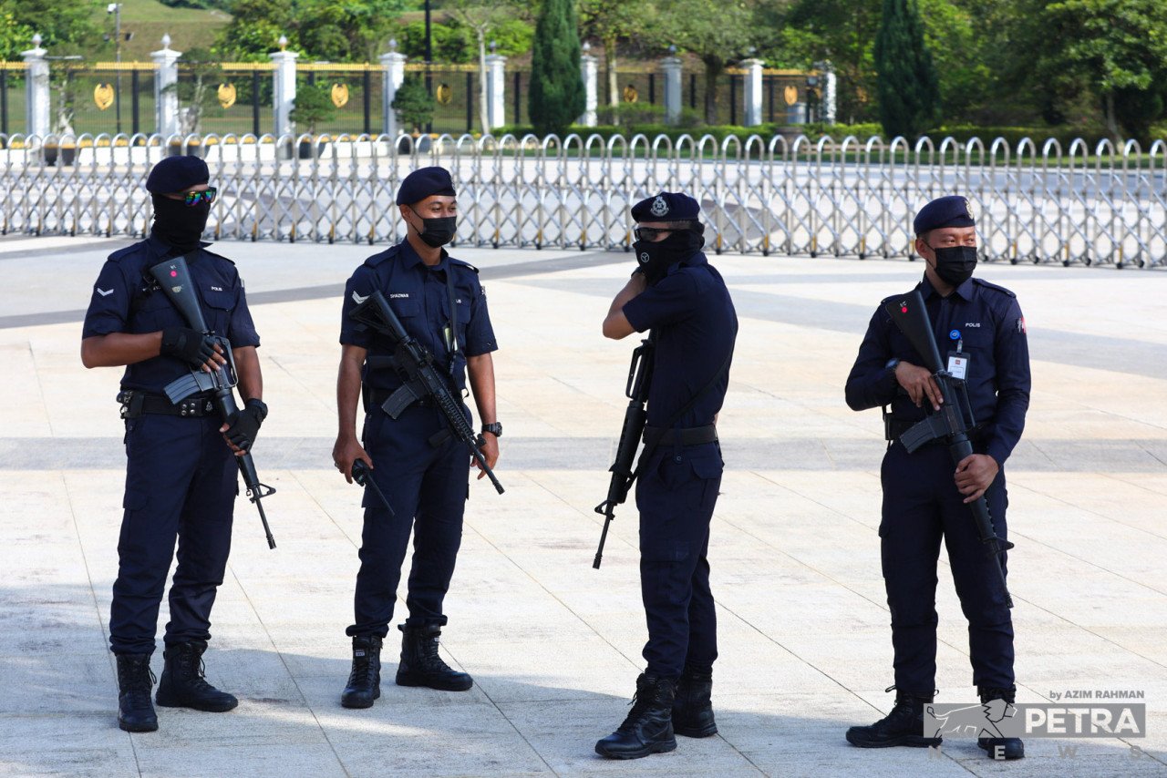 Anggota polis mengadakan kawalan di luar pintu Istana Negara.