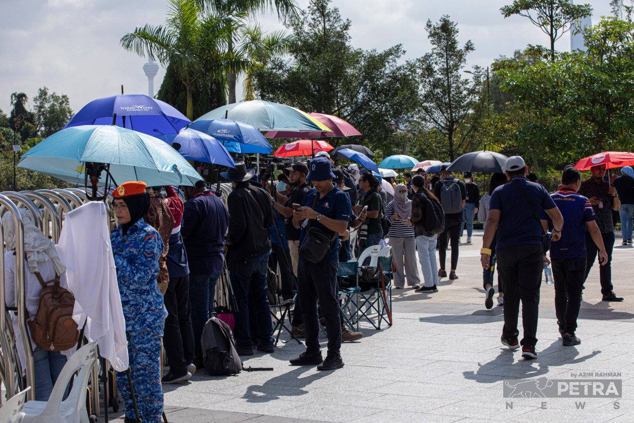 Petugas media berkumpul sejak awal pagi di perkarangan Istana Negara.