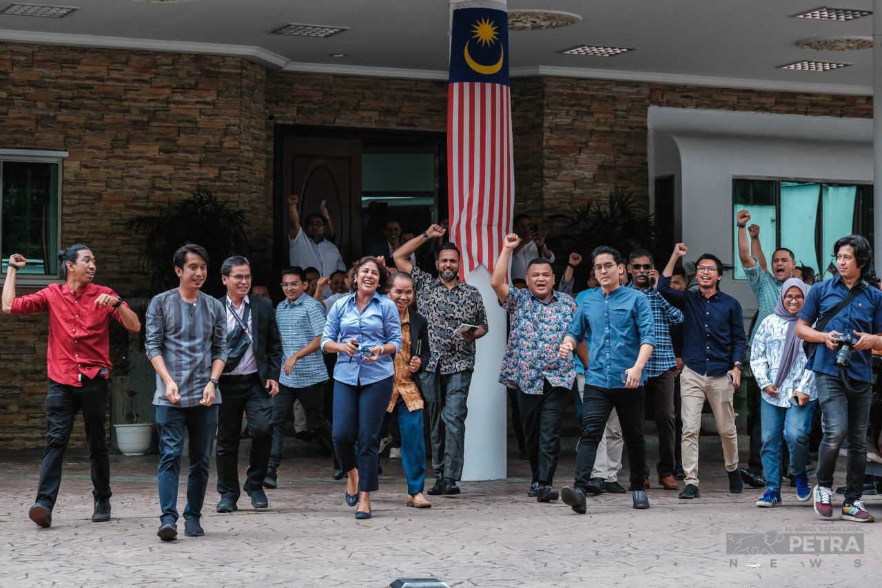 Kegembiraan jelas terpancar diwajah pendukung utama Datuk Seri Anwar Ibrahim di pejabatnya. - Gambar Abdul Razak Latif