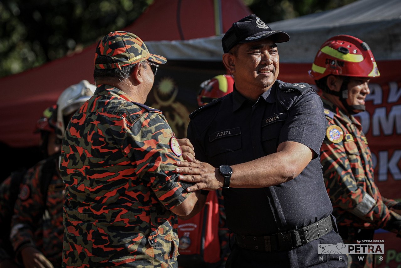 Antara anggota Bomba dan polis yang terlibat dalam SAR di Batang Kali.