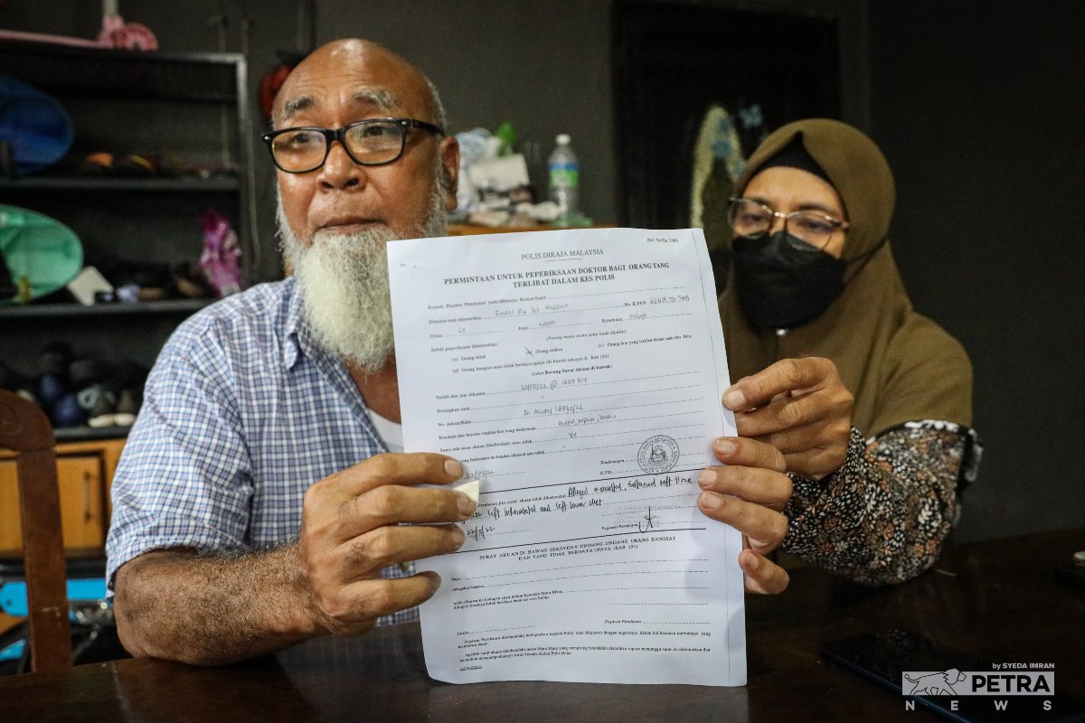 Zainoldin menunjukkan laporan pemeriksaan perubatan kepada media di rumahnya di Kampung Padang Jawa, hari ini. - Gambar oleh Syeda Imran