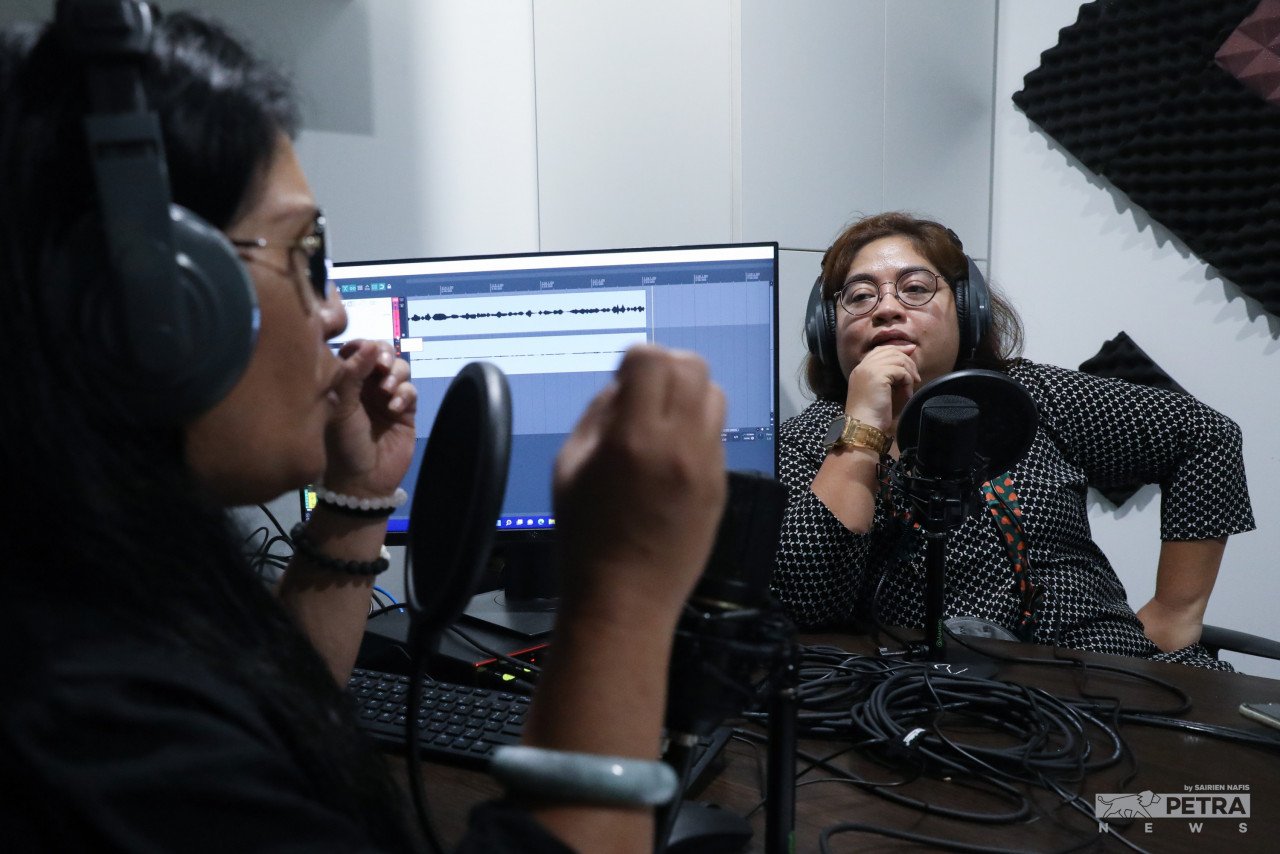 Anne Mukhtar (kanan) menceritakan cabaran yang dihadapinya dalam mengetuai unit promosi dan pemasaran di  Universal Music Malaysia. - Gambar oleh Sairien Nafis