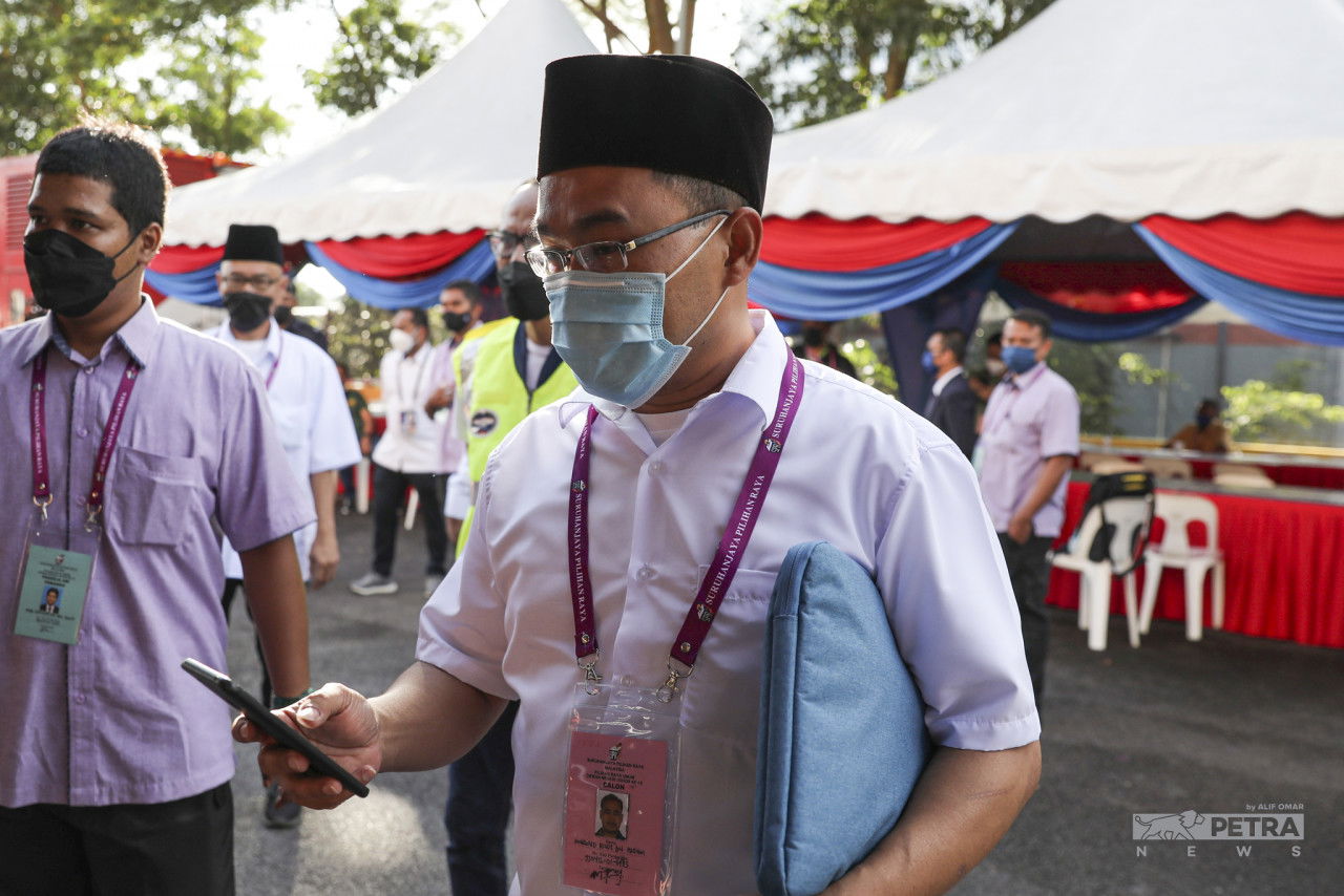 Calon Bebas, Norramadan Buang tiba di Pusat Penamaan Calon di Larkin. - Gambar Alif Omar