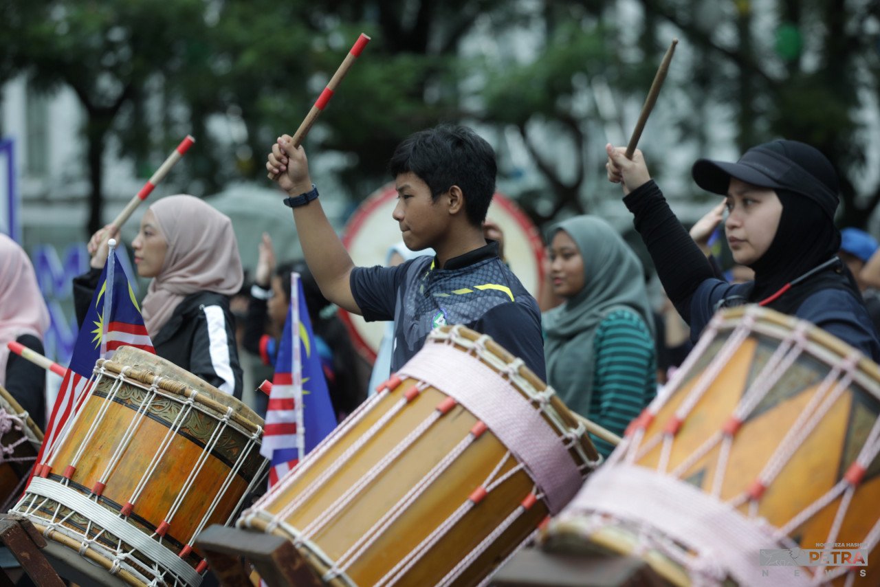 Pasukan gendang turut memeriahkan sambutan Hari Kebangsaan Ke-66 di Dataran Putrajaya. gambar Nooreeza Hashim