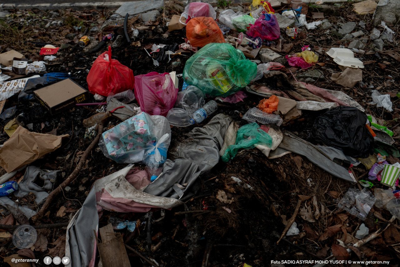 Sisa-sisa makanan dibuang begitu sahaja sedangkan terdapat tong sampah yang disediakan di Pantai Bagan Lalang, Selangor ini, amat dikesali