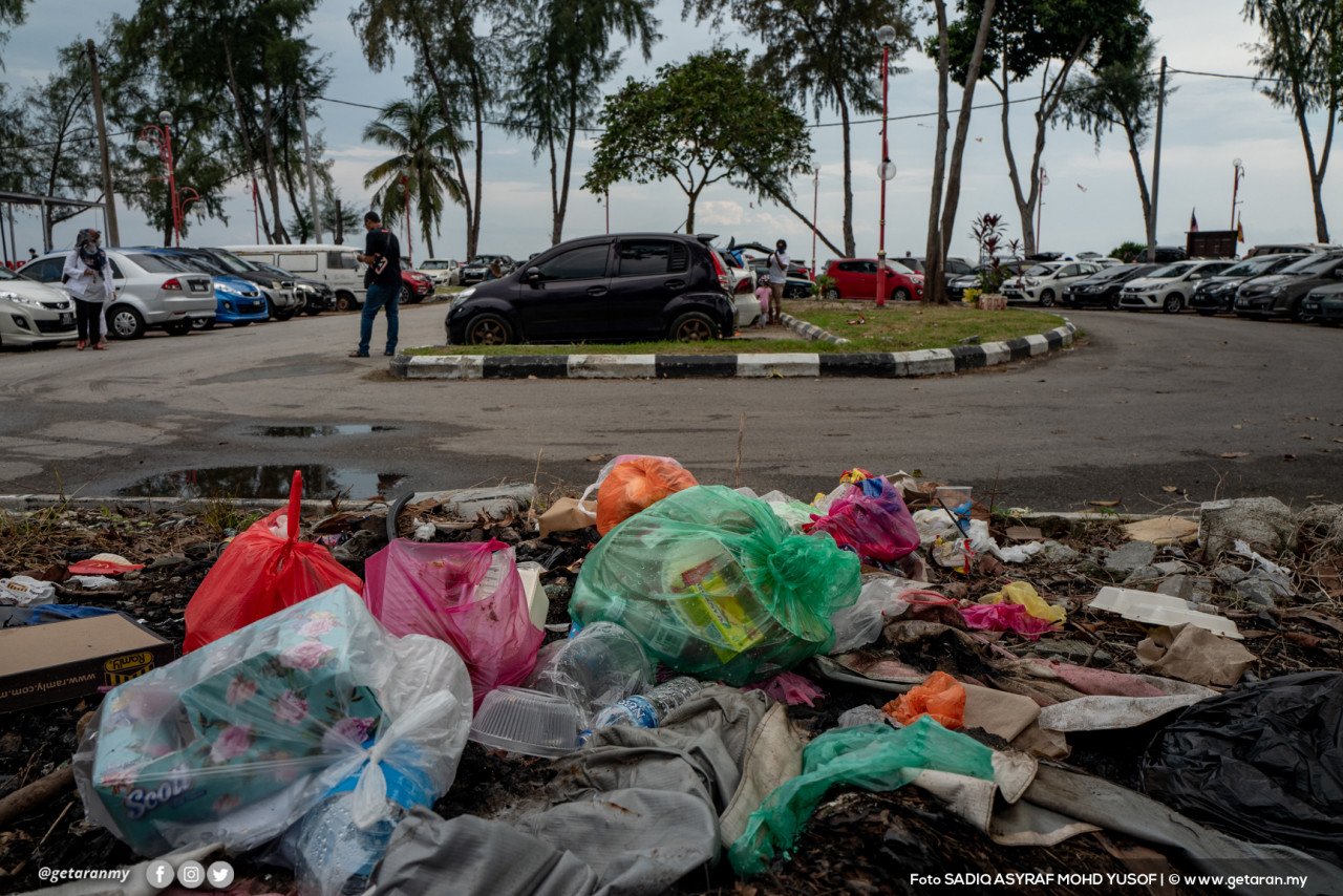 Sikap segelintir pengunjung yang sengaja meninggalkan sampah-sarap di merata-rata tempat hingga memburukkan pemandangan di Pantai Bagan Lalang, Selangor.