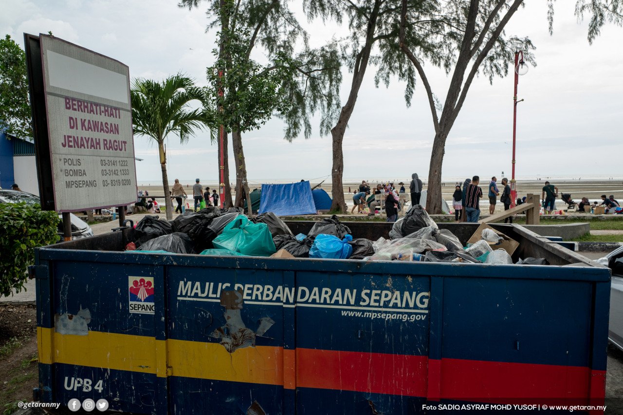 Majlis Perbandaran Sepang menyediakan tong sampah di sepanjang persisiran pantai supaya orang ramai tidak membuang sampah merata-rata.