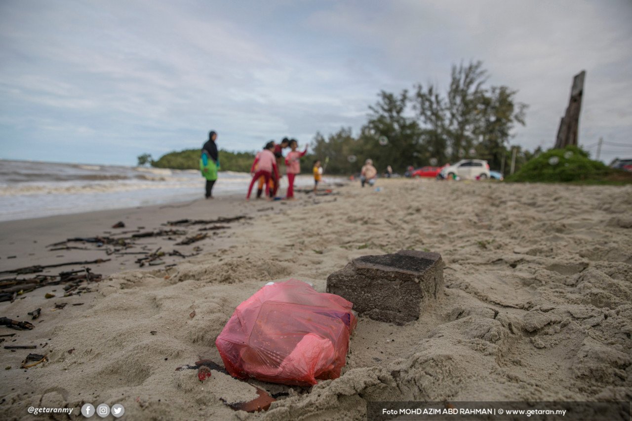 Pantai yang sepatutnya menjadi tempat beriadah, telah dijadikan tempat pembuangan sampah oleh pihak tidak bertanggungjawab.