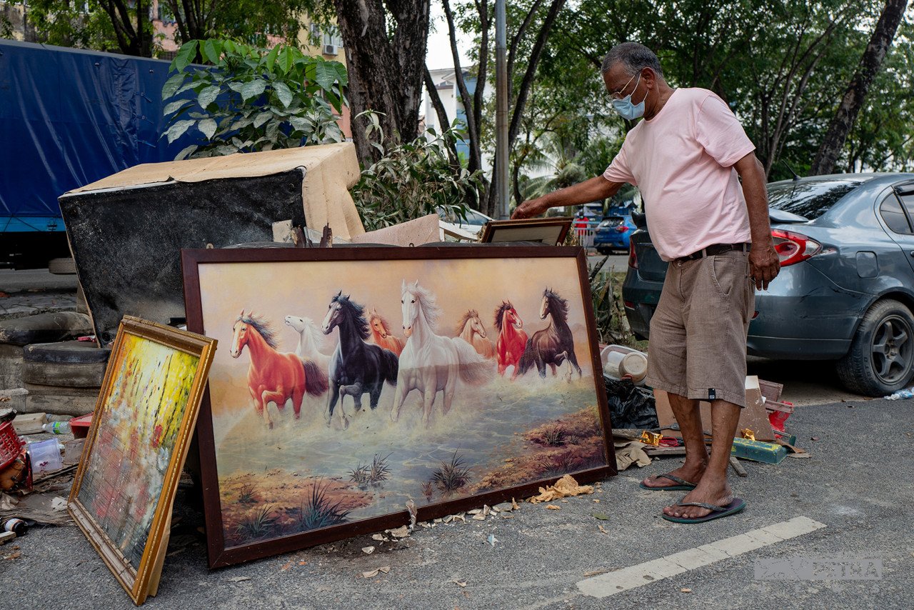 Antara lukisan yang dapat diselamatkan oleh Ernest Alam Jansz selepas rumahnya ditenggelami banjir. - Gambar Sadiq Asyraf