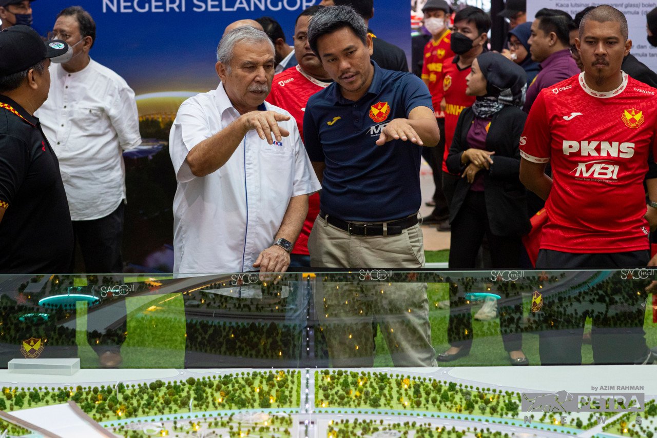 Datuk Dell Akbar (kiri) bersama Ketua Pegawai Eksekutif Selangor FC, Johan Hamidon di Pelancaran Jersi Selangor FC 2023 dan Kompleks Sukan Shah Alam di SACC Mall. - Gambar oleh Azim Rahman