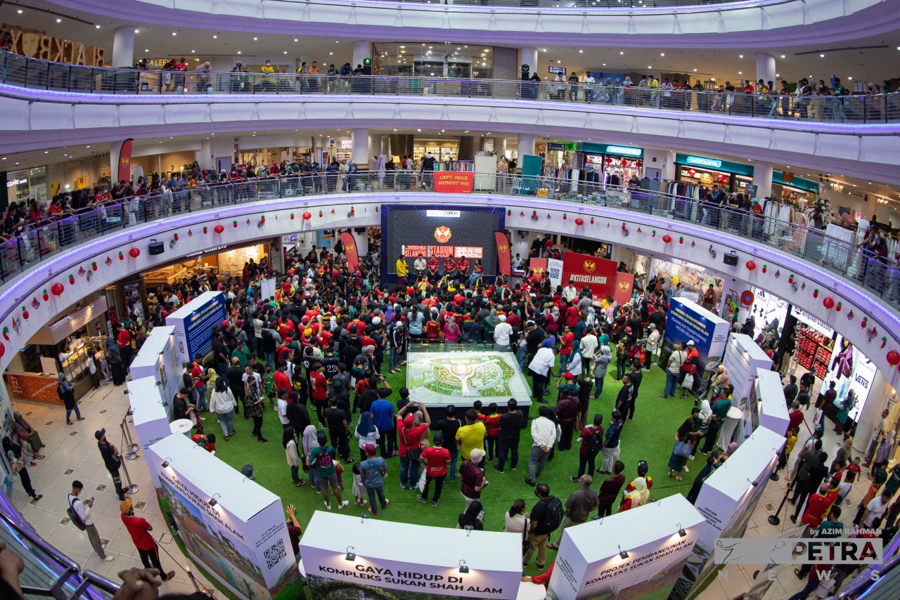 Peminat sukan bola sepak membanjiri ruang legar SACC Mall Shah Alam bagi menyaksikan sendiri Pelancaran Jersi Selangor FC 2023 dan Kompleks Stadium Shah Alam. - Gambar oleh Azim Rahman