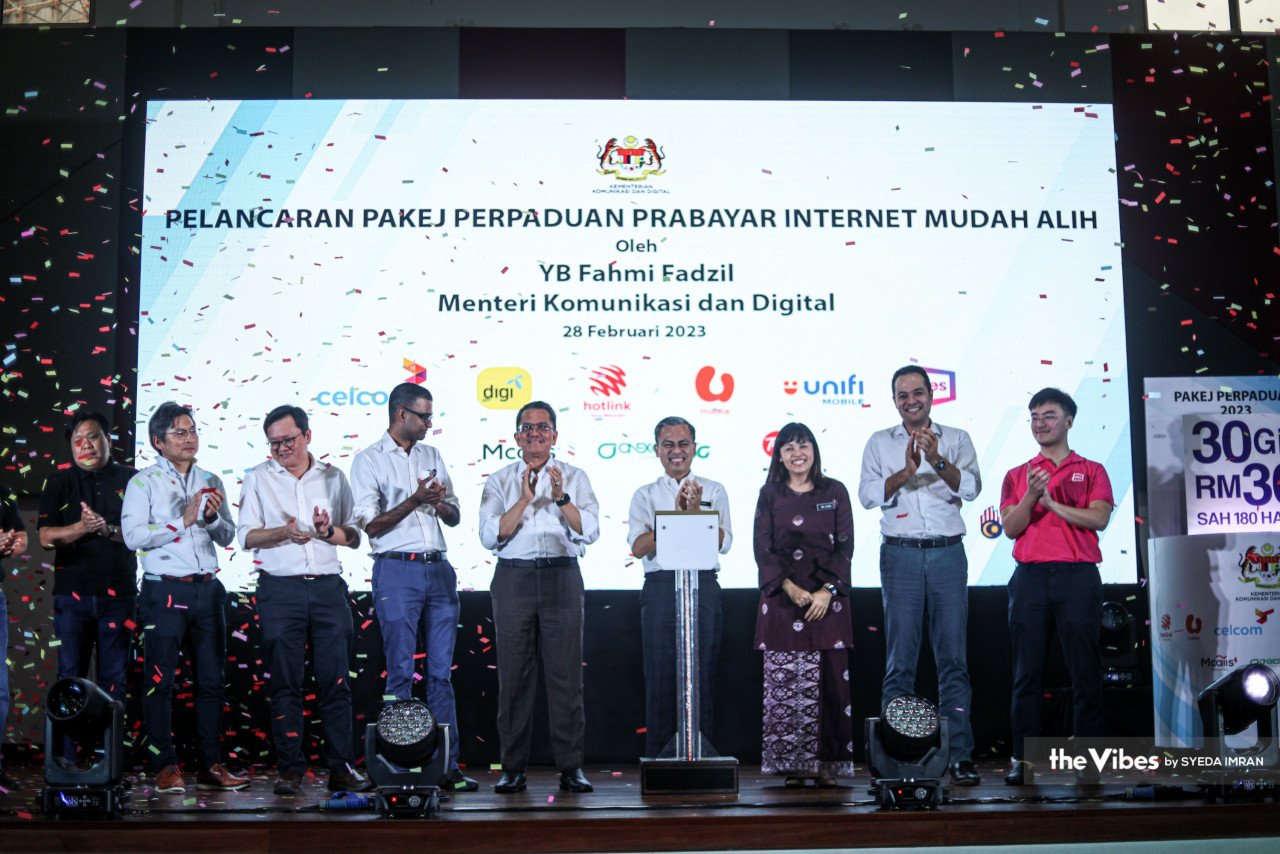 Fahmi Fadzil ketika melancarkan Pakej Perpaduan Berbayar Internet Mudah Alih di Perumahan Awam Desa Rejang di sini hari ini.