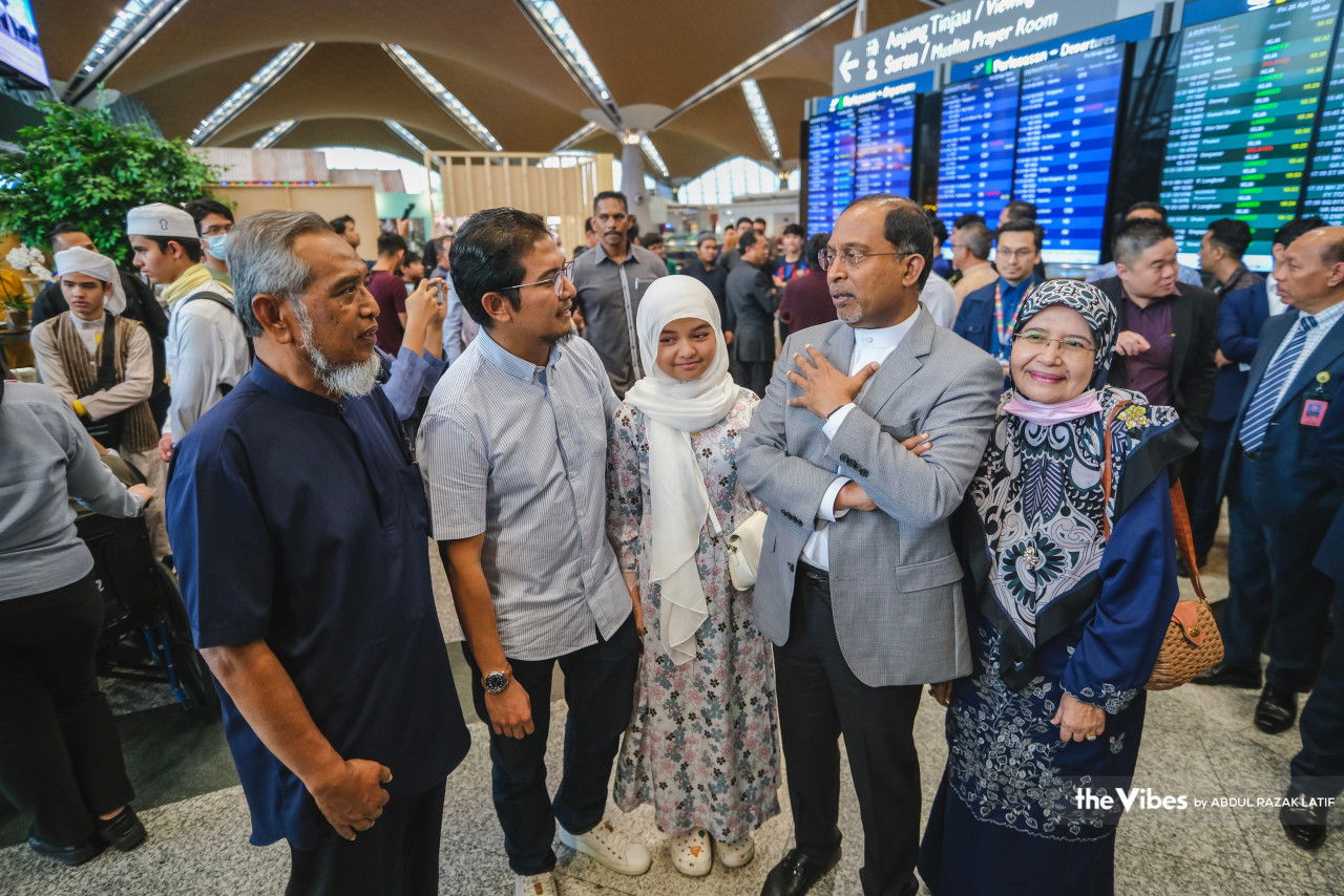 Menteri Luar, Datuk Seri Dr Zambry Abd Kadir (dua dari kanan) turut hadir bagi menyambut ketibaan 30 rakyat Malaysia yang dibawa pulang dari Sudan, di KLIA, semalam.
