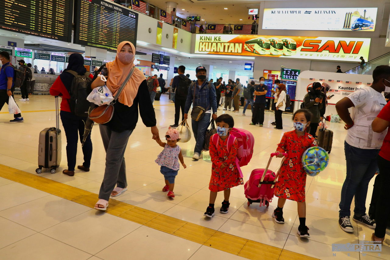 Pengangkutan awam termasuk bas menjadi antara pilihan warga kota untuk balik kampung. - Gambar oleh Azim Abd Rahman