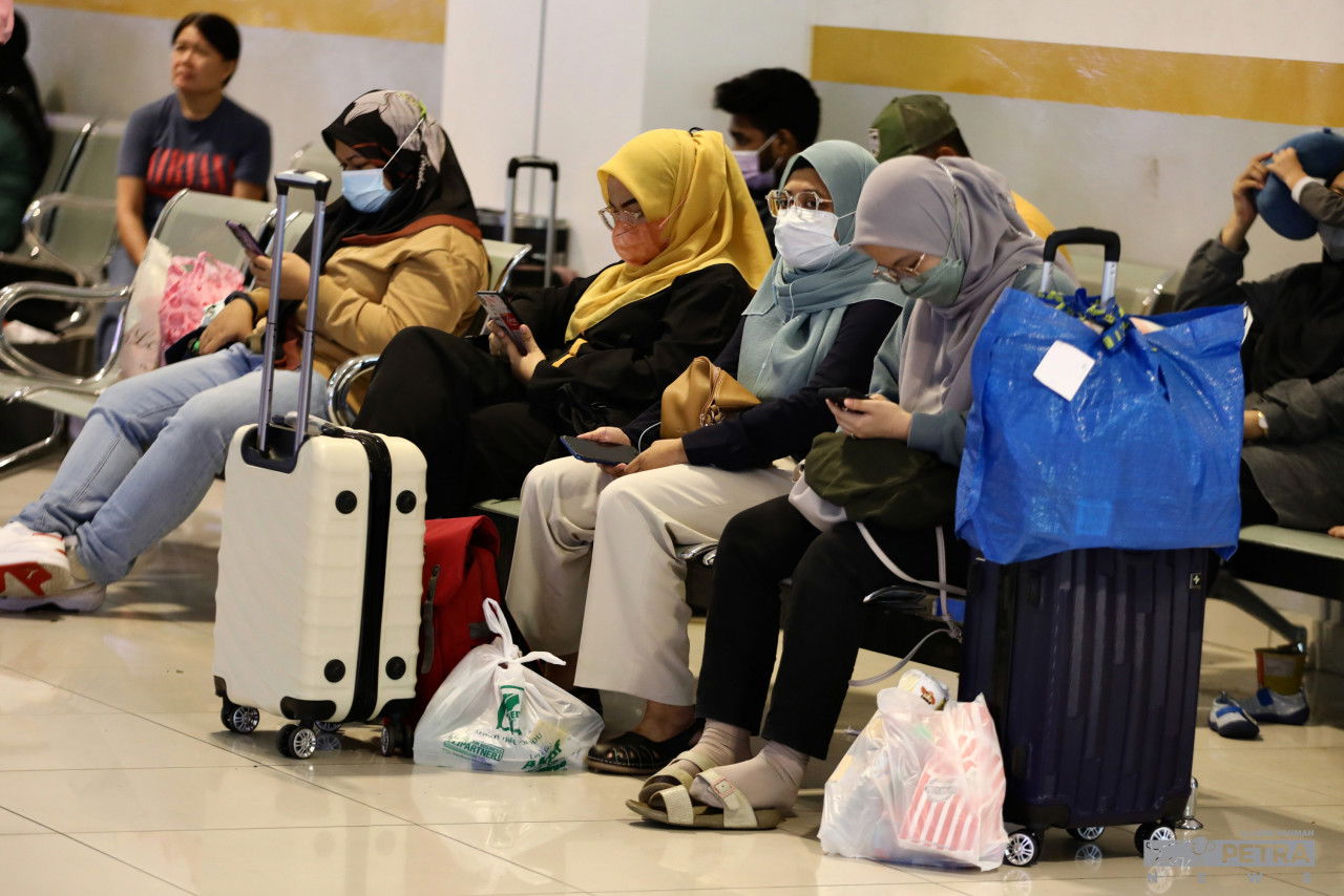 Orang ramai menunggu bagi menaiki bas untuk pulang ke kampung di TBS, hari ini. - Gambar oleh Azim Abd Rahman