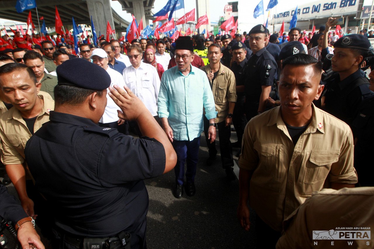Perdana Menteri, Datuk Seri Anwar Ibrahim beramah mesra dengan penyokong Pakatan Harapan di Bukit Antarabangsa.