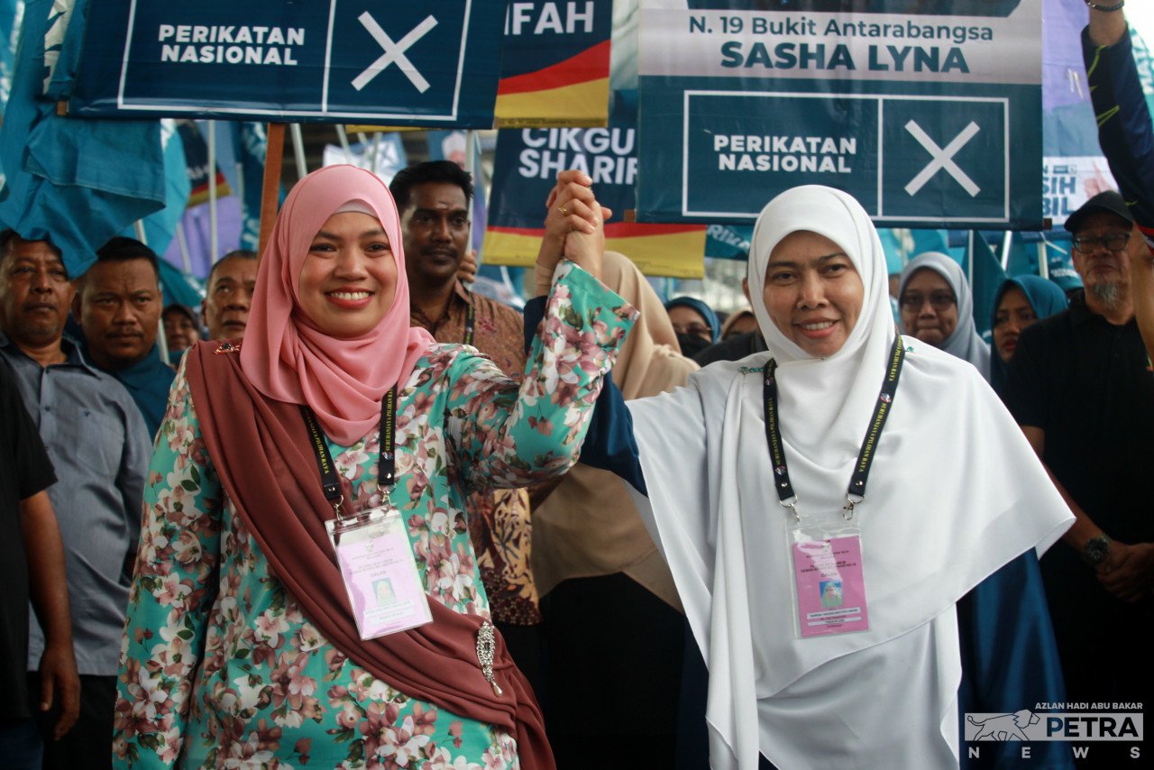 Calon Perikatan Nasional bagi Dewan Undangan Negeri Bukit Antarabangsa, Sasha Lyna Abdul Latif dan Lembah Jaya, Sharifah Haslizah Syed Ariffin ketika mengadakan walkabout selepas proses penamaan calon. 