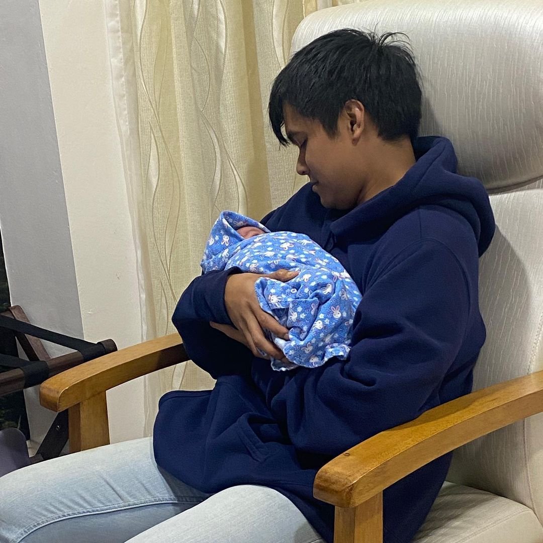 Ariff Bahran mendakap erat bayi sulungnya. - Gambar Instagram