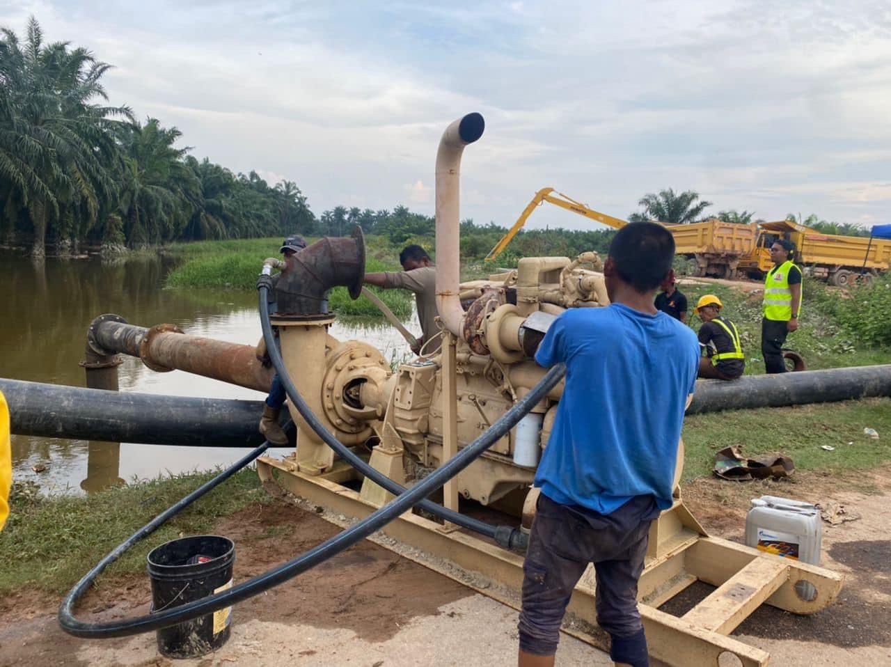 Pemasangan paip itu dilakukan di Jalan Surau Parit Mahang, jambatan besi Jalan Abdul Aziz dan Kampung Lubok Jaya yang mengalami masalah banjir termenung ketika ini.