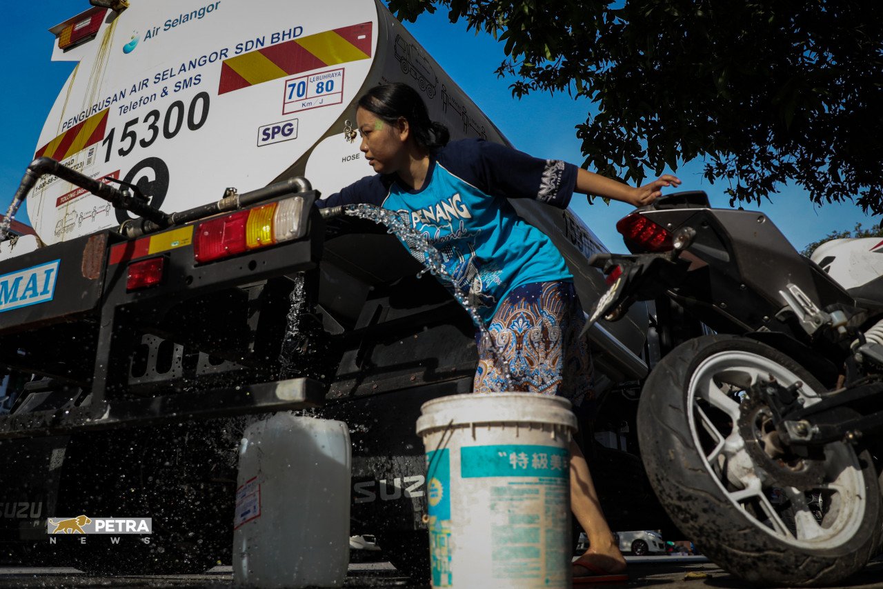 Persatuan penduduk boleh menghubungi pihak Air Selangor untuk meminta perkhidmatan lori membawa bekalan air dihantar ke kawasan mereka. - Gambar Sairien Nafis 