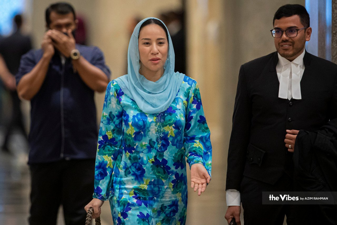 Anak Najib, Nooryana Najwa turut hadir di mahkamah hari ini. - Gambar oleh Azim Rahman