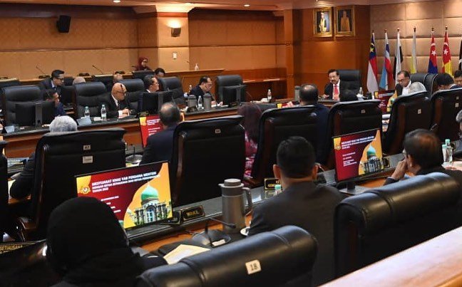 Anwar (tengah) pada sesi amanat dan perutusan Perdana Menteri bersama ketua-ketua setiausaha dan ketua perkhidmatan di Unit Penyelarasan Pelaksanaan Jabatan Perdana Menteri di Putrajaya, semalam. 