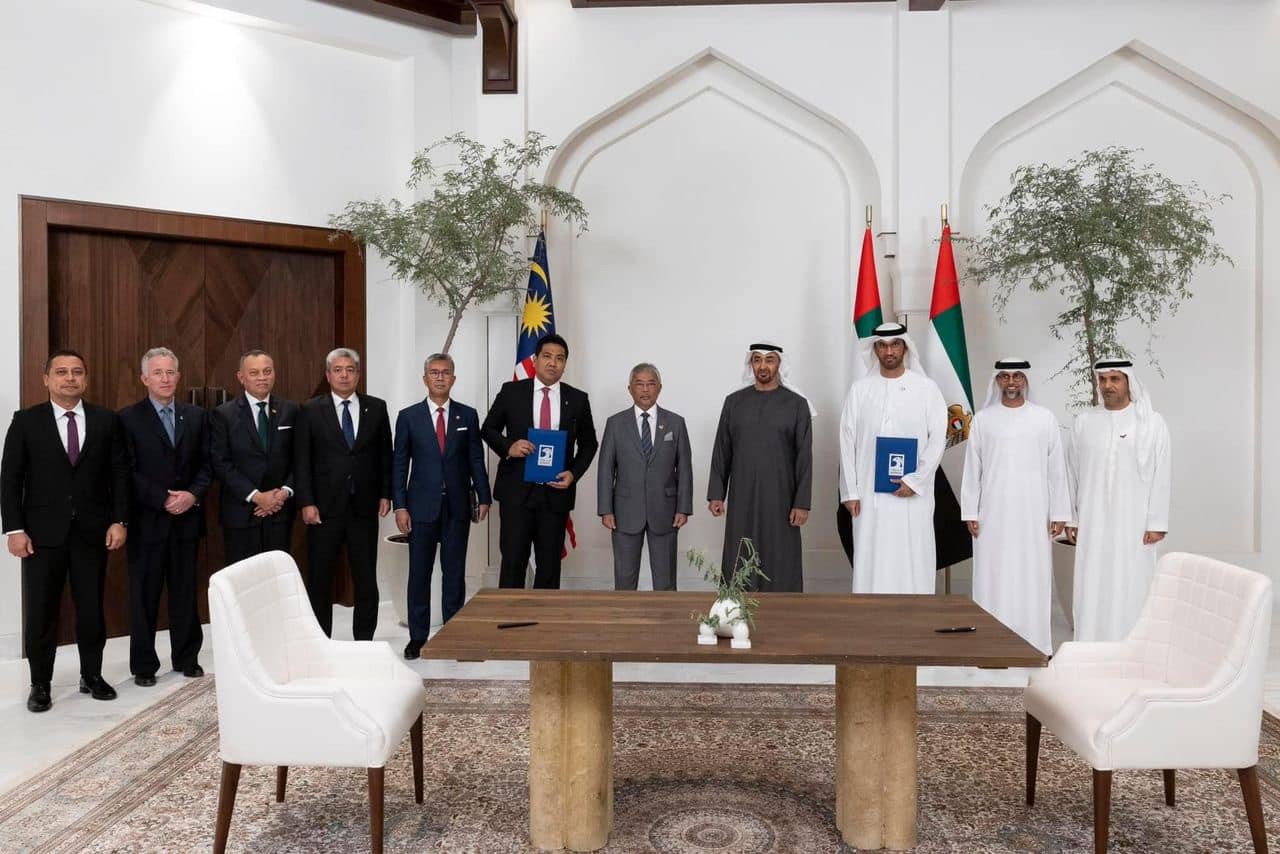 Tengku Zafrul (lima dari kiri) hadir pada perjanjian bersejarah antara PETRONAS dan ADNOC untuk meneroka dan menilai Unconventional Onshore Block 1 di Abu Dhabi.