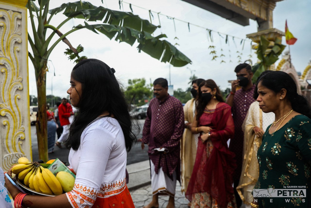 Seorang gadis (depan) bersama keluarga mengunjungi kuil Sri Maha Mariamman, di Shah Alam untuk upacara keagamaan.