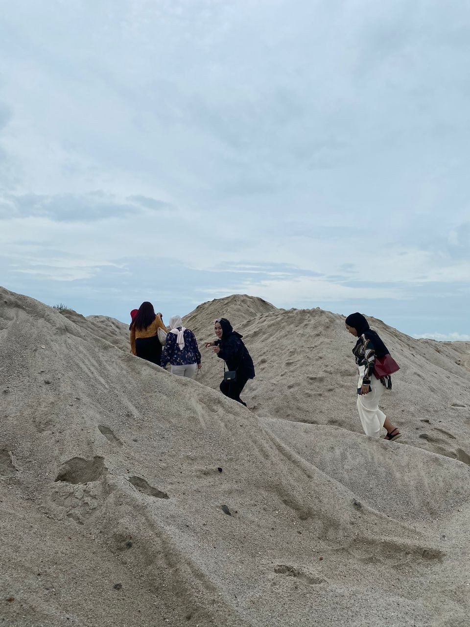 Gumuk pasir di Pantai Klebang. Gambar: Sara Mack Lubis