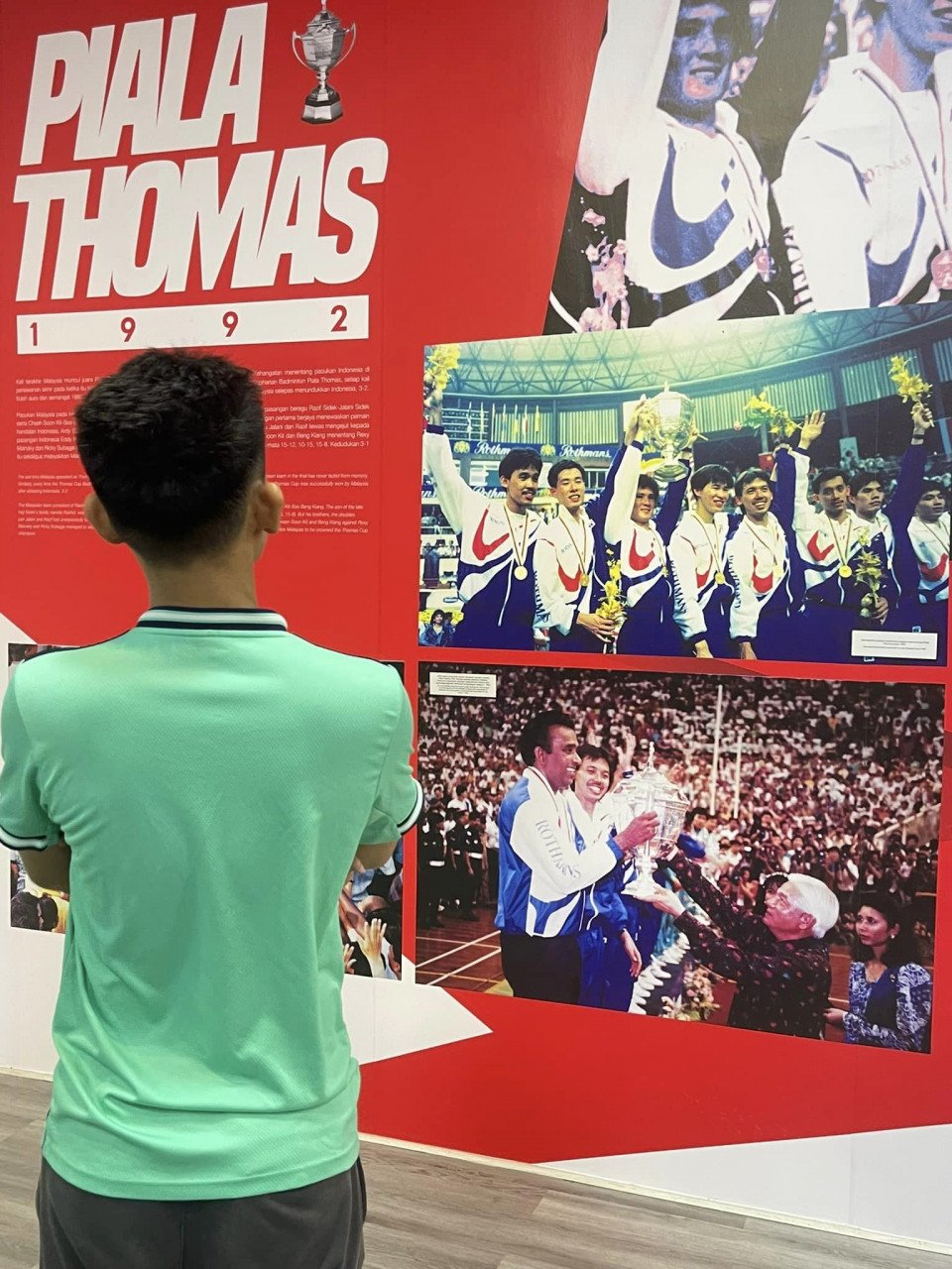 Pengunjung membaca mengenai kejayaan lagenda badminton negara memenangi Piala Thomas. - gambar PADAT