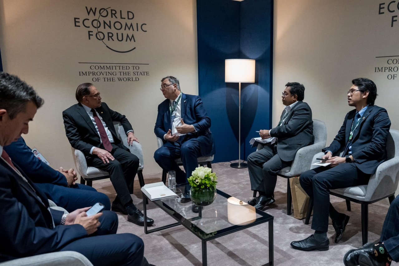 Perdana Menteri, Datuk Seri Anwar Ibrahim dalam pertemuan dengan Pengerusi dan Ketua Pegawai Eksekutif TotalEnergies, Patrick Pouyanne. – gambar Facebook Anwar Ibrahim