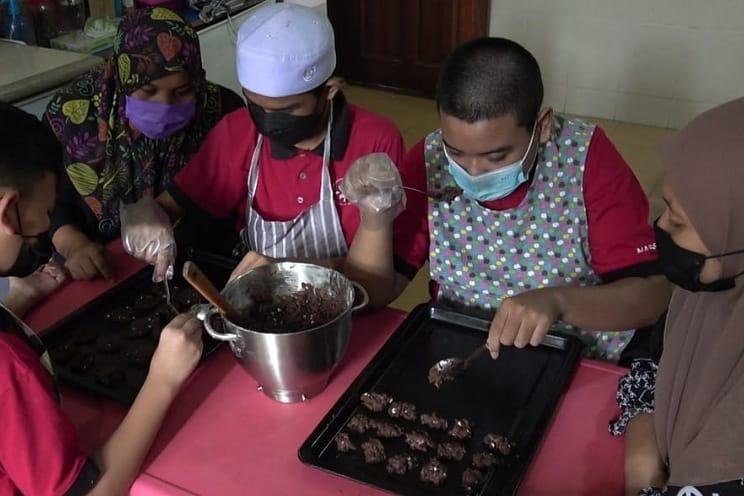 Setiap langkah bagi menghasilkan biskut raya ini dipantau oleh sukarelawan dan tenaga pengajar di NASOM, Kuantan.