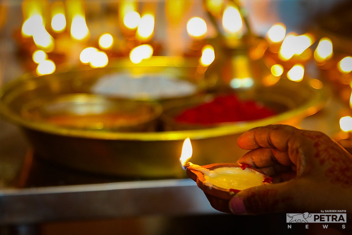 Deepavali juga dikenali sebagai pesta cahaya dan atas sebab itu perayaan berkenaan sinonim dengan pelita.