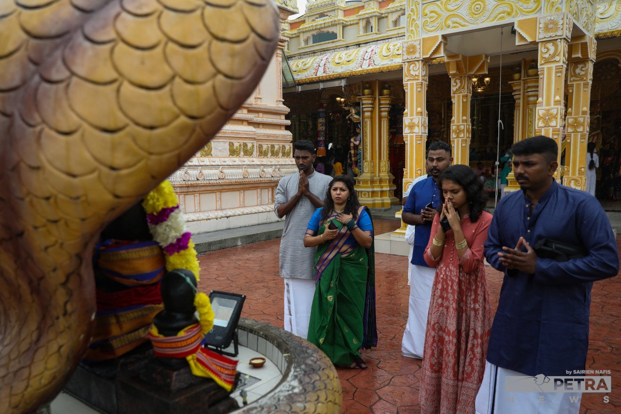 Selepas dua tahun perayaan Deepavali disambut dengan pematuhan prosedur operasi standard (SOP) bagi mengekang COVID, hari ini penganut Hindu agama Hindu kini dapat mengunjungi kuil dan melakukan upacara sembahyang beramai-ramai.