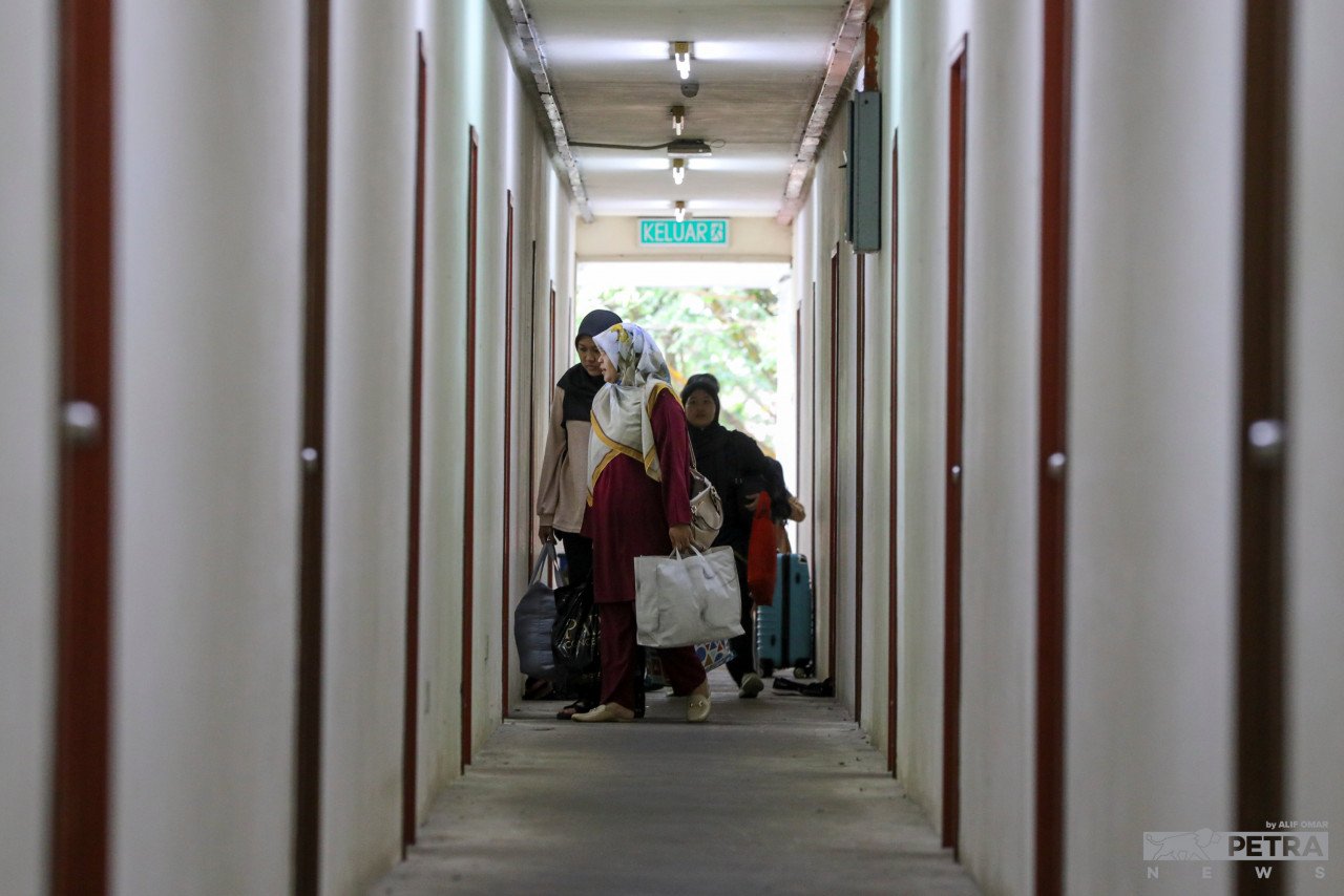 Menelusuri koridor kolej menghala ke bilik pelajar