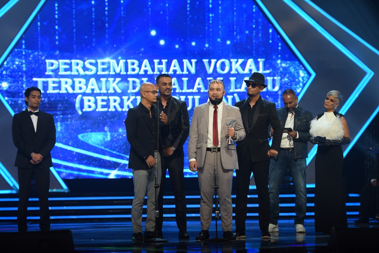 V.E cemerlang selepas memenangi anugerah Persembahan Vokal Terbaik Di Dalam Lagu (Berkumpulan): Tunggu. - Gambar Universal Music Malaysia
