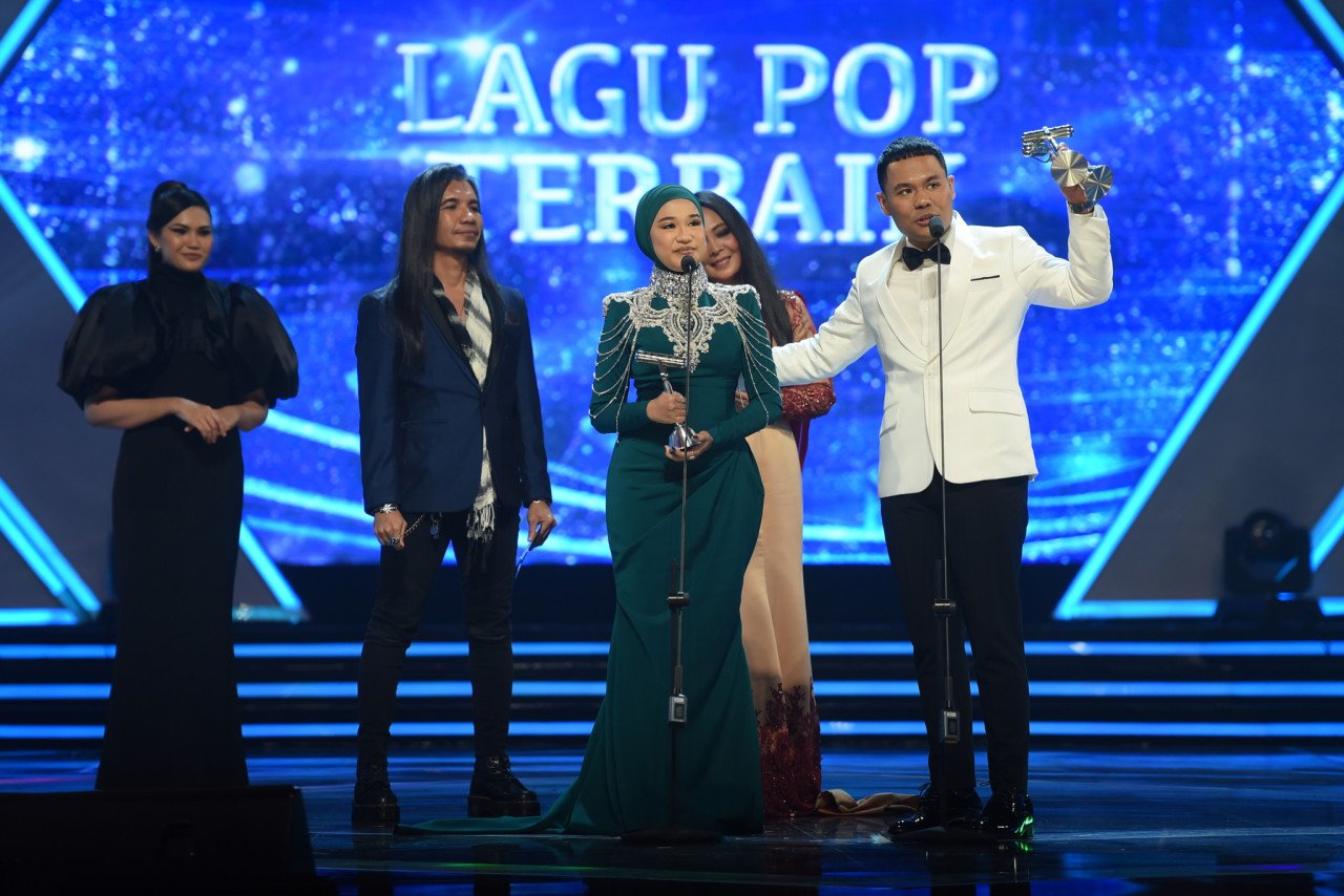 Anugerah Lagu Pop Terbaik: Goodbye Hello milik Ernie Zakri & Syamel. - Gambar Universal Music Malaysia