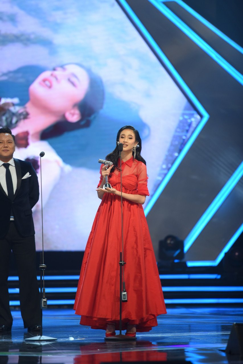 Keisya Levronka menyinar menerusi anugerah Lagu Bahasa Melayu Terbaik Yang Dipersembahkan oleh Artis Luar Negara: Tak Ingin Usai. - Gambar Universal Musical Malaysia 