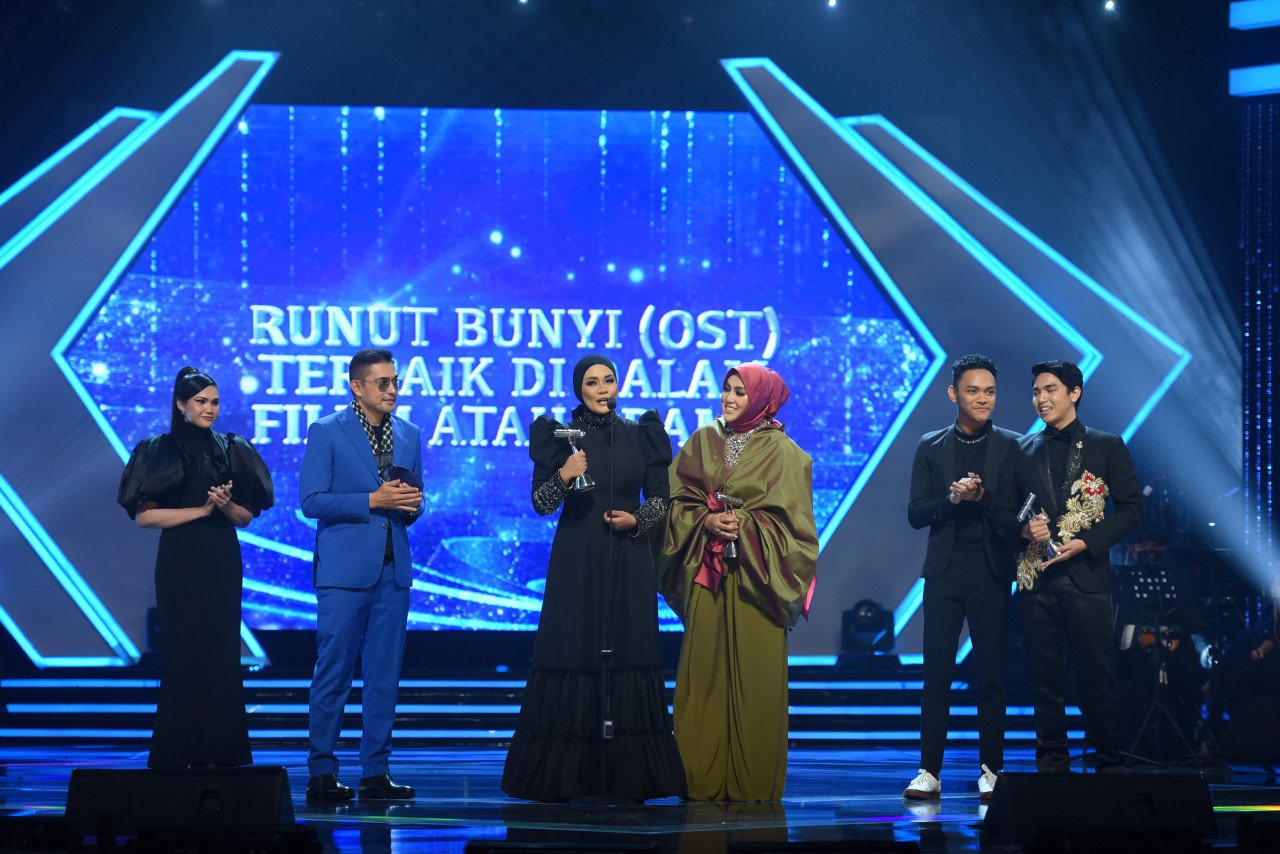 Liza Hanim ketika menerima trofi untuk kategori Vokal Terbaik Duo bersama Shila Amzah dan juga Runut Bunyi Terbaik menerusi lagu 'Bahagiakan Dia'. - Gambar ihsan AIM