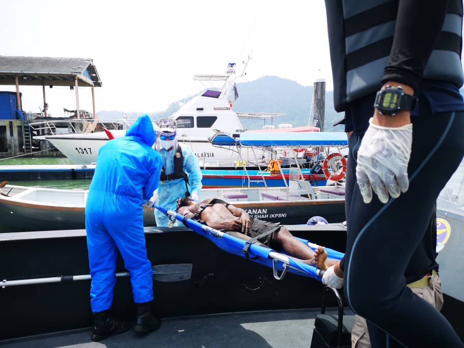 Anggota APMM mengusung seorang lelaki untuk rawatan lanjut selepas ditemui terdampar di atas batu di Teluk Dalam, Pulau Pangkor.
