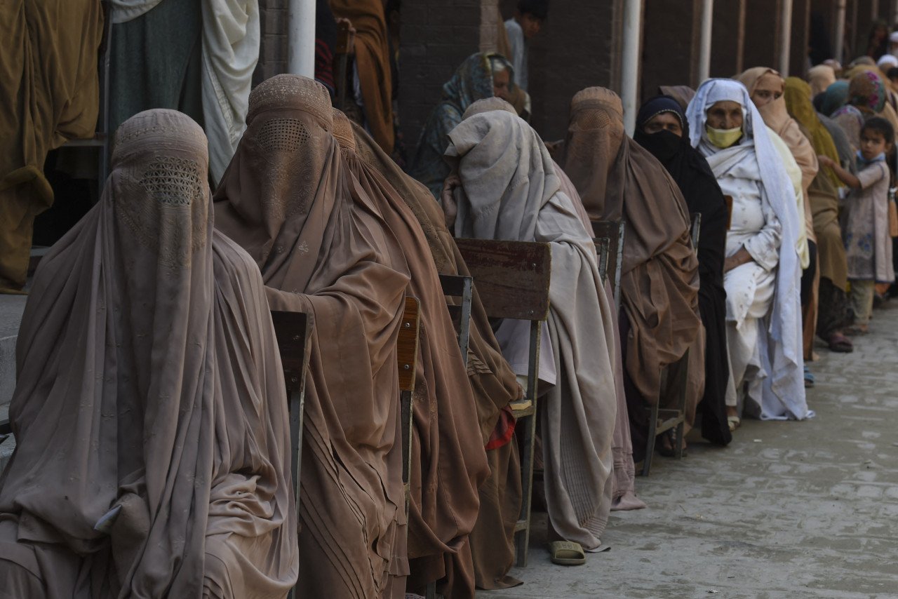 Wanita-wanita berburqa di Pakistan. Gambar: Abdul MAJEED / AFP