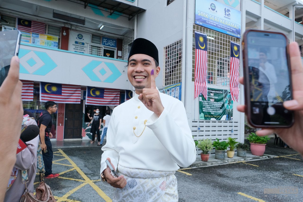 Hari perkahwinan yang jatuh pada Pilihan Raya Negeri (PRN) Selangor 2023 tidak menghalang Abdul Qaiyyum Roslan daripada mengundi di Sekolah Menengah Kebangsaan (SMK) Seri Keramat sebelum beliau bergegas ke Selayang untuk bernikah dengan pasangannya. - gambar Salwa Farhana Ismail