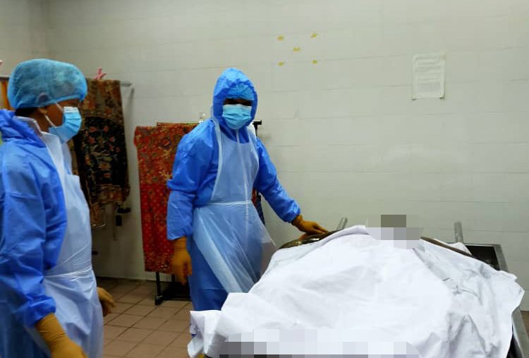 Pasukan Sukarelawan Pengurusan Jenazah Hospital Canselor Tuanku Muhriz (HCTM) bertugas menguruskan jenazah.