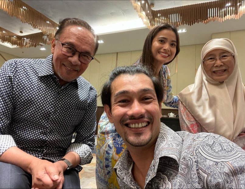 Farid Kamil dan Acha Septriasa ketika bertemu dengan Anwar Ibrahim dan Dr. Wan Azizah Wan Ismail - Gambar Fail