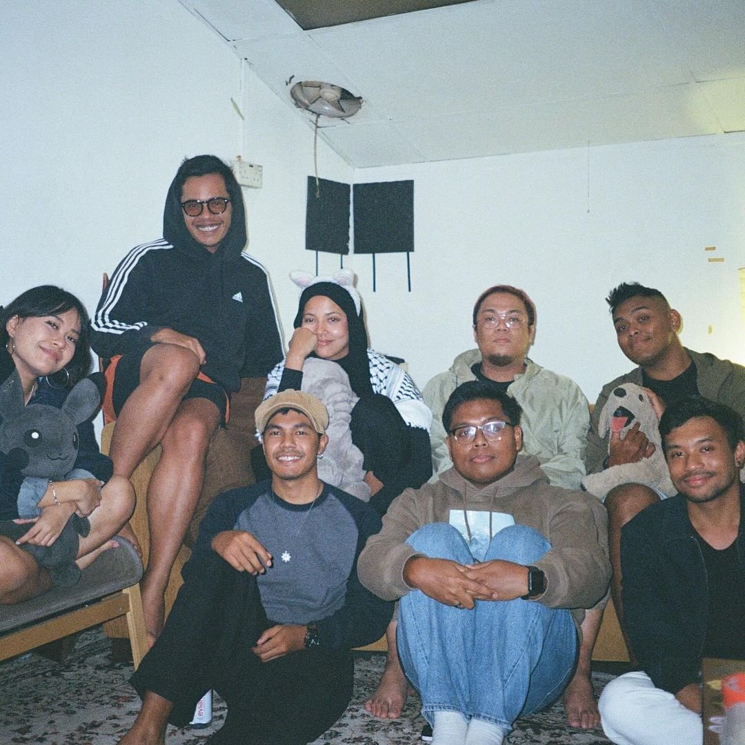 Aisyah Aziz dengan Kumpulan Junas. - gambar Instagram Aisyah Aziz
