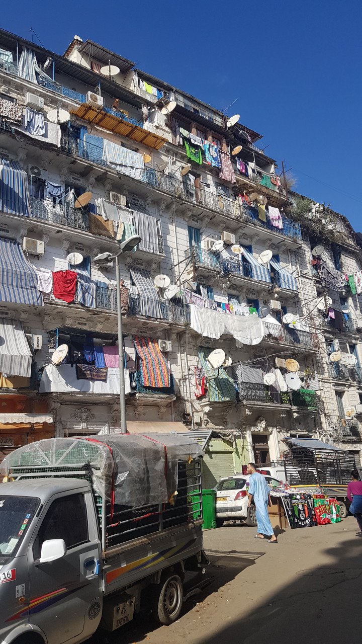 Barisan pakaian di cuci di Algiers