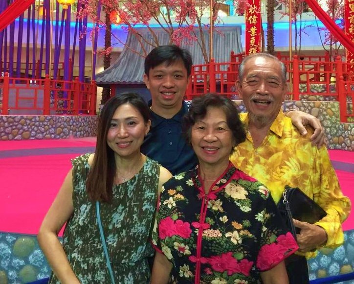 Alvin bersama Yew Teck dan Nan Ying bergambar ketika meraikan Tahun Baharu Cina di Johor Bahru, beberapa tahun lalu