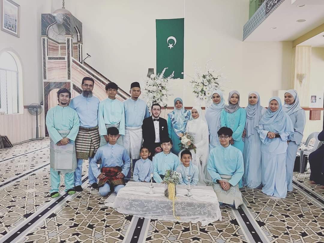 Pasangan pengantin bergambar bersama-sama keluarga selepas majlis pernikahan. - gambar Instagram Wardina Saffiyyah